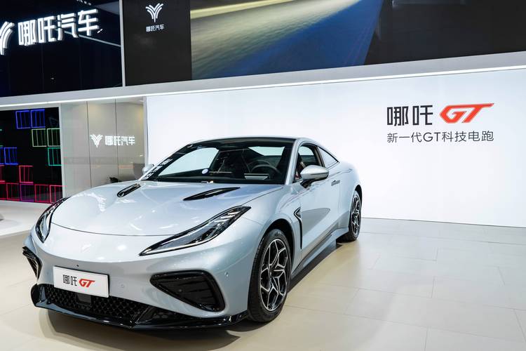 重庆58哪吒汽车在智能汽车领域的表现，领途汽车在新能源汽车市场中的影响力